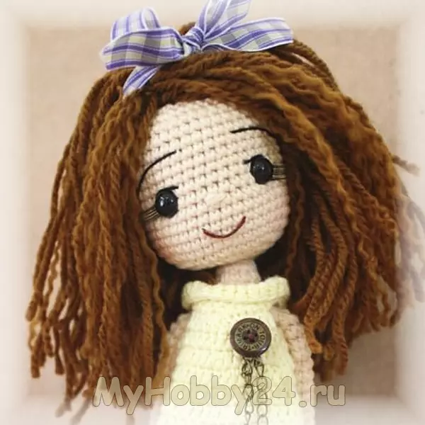 Сделать волосы вязаной кукле из ниток